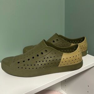 Army green Native Jefferson unisex slip on Sneakers M9 W11.